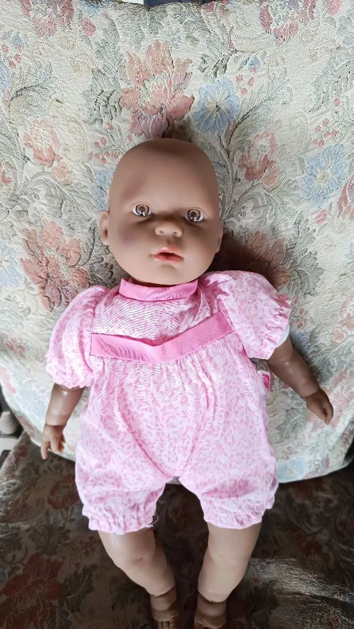 Boneca negra olhos castanhos 