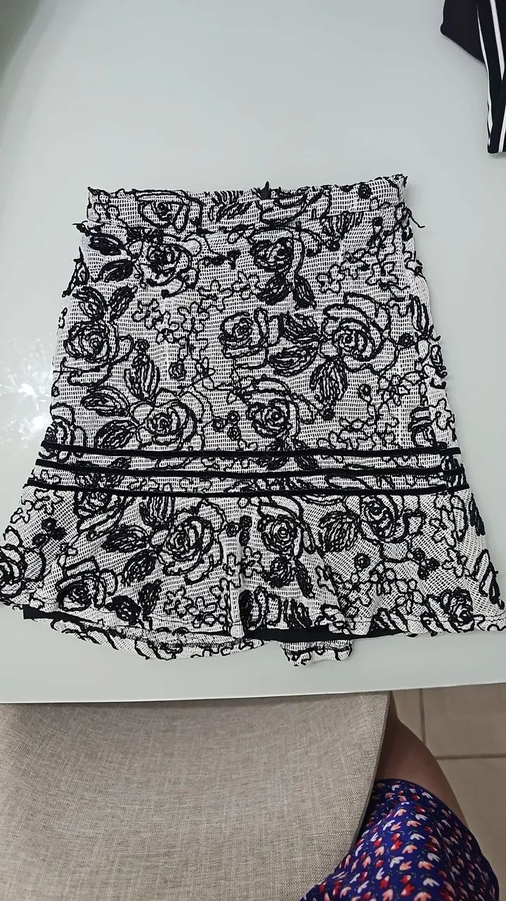 Saia bordada preta e branca