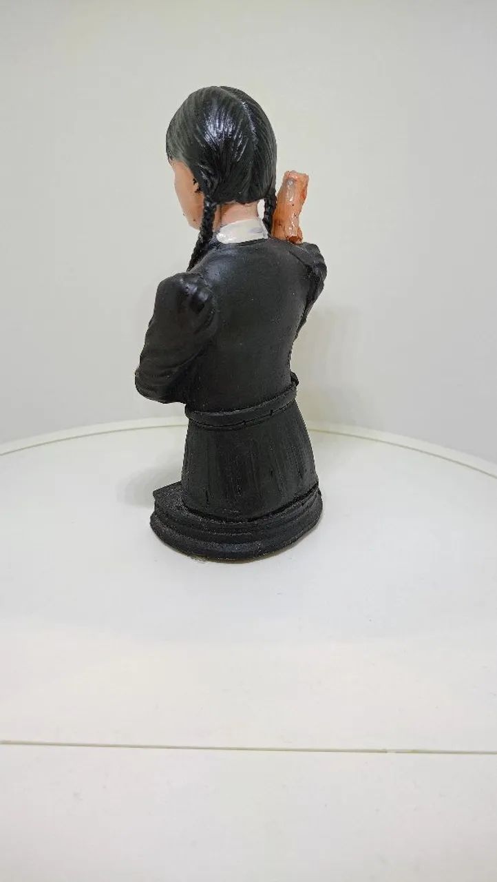 Estátua Wednesday Addams com Mãozinha - Foto 3