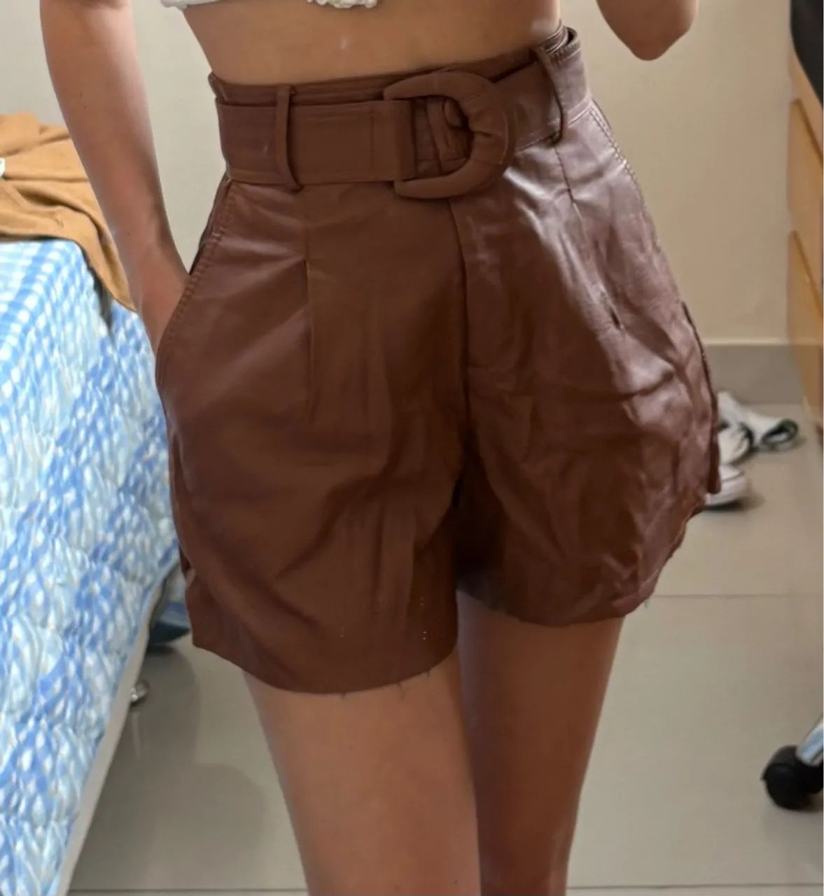 Shorts de Couro Marrom com Cinto - Foto 2