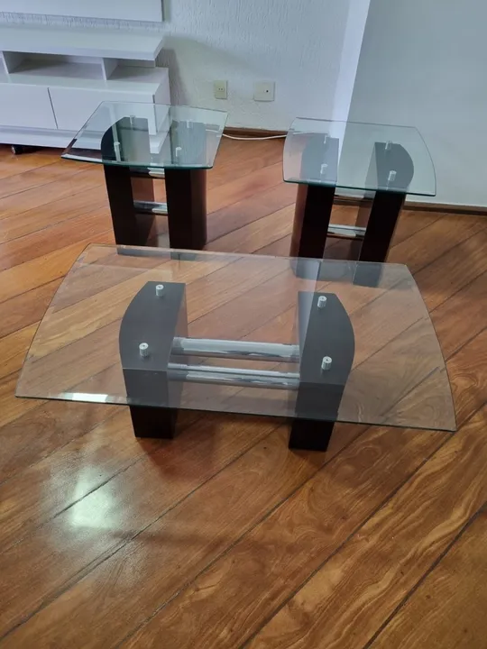 Conjunto com mesa de centro e duas mesas laterais feitas em madeira revestimento em inox 