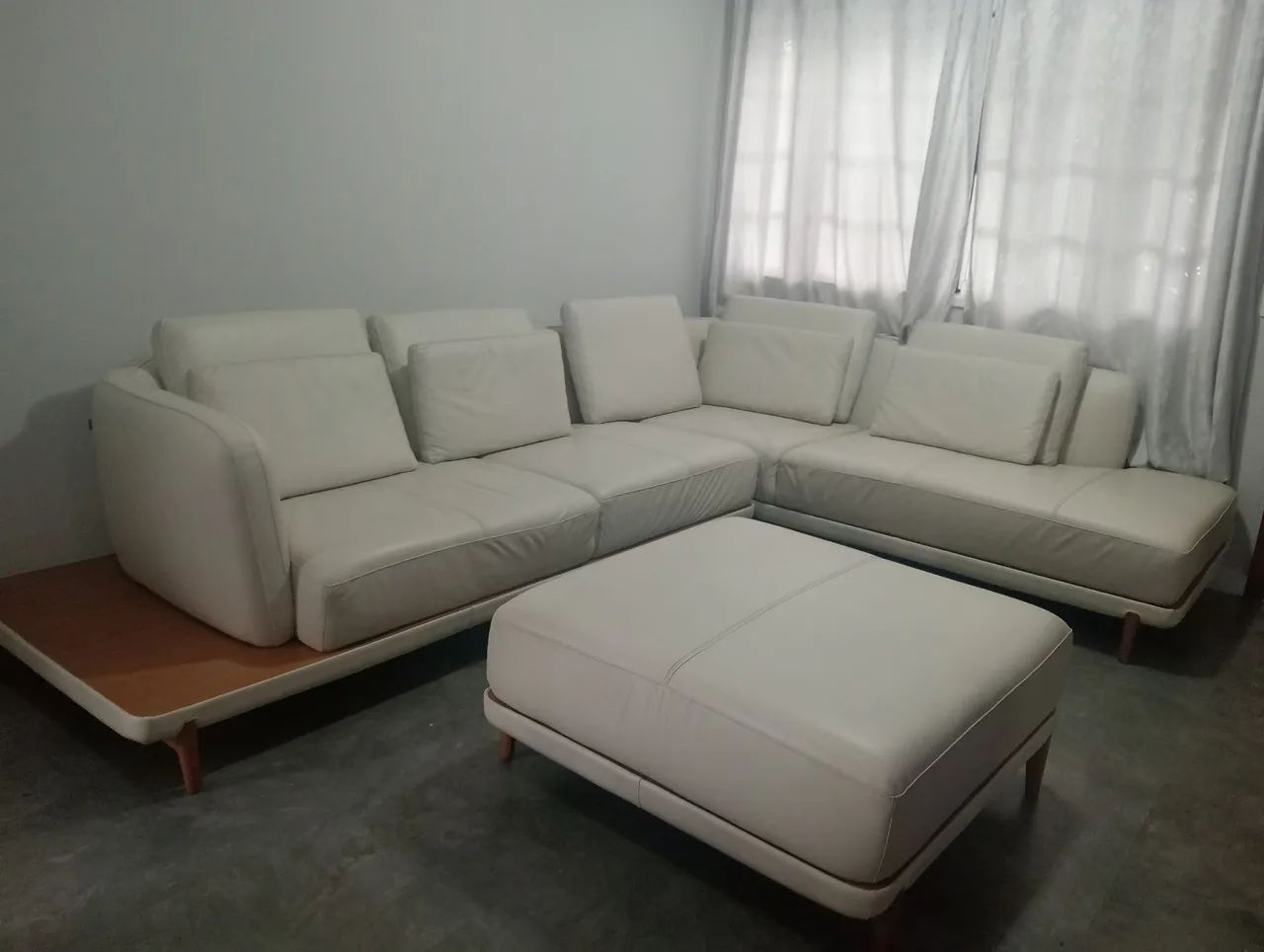Sofá couro L Tivoli Puff Cat1 Off White Costa Bege
