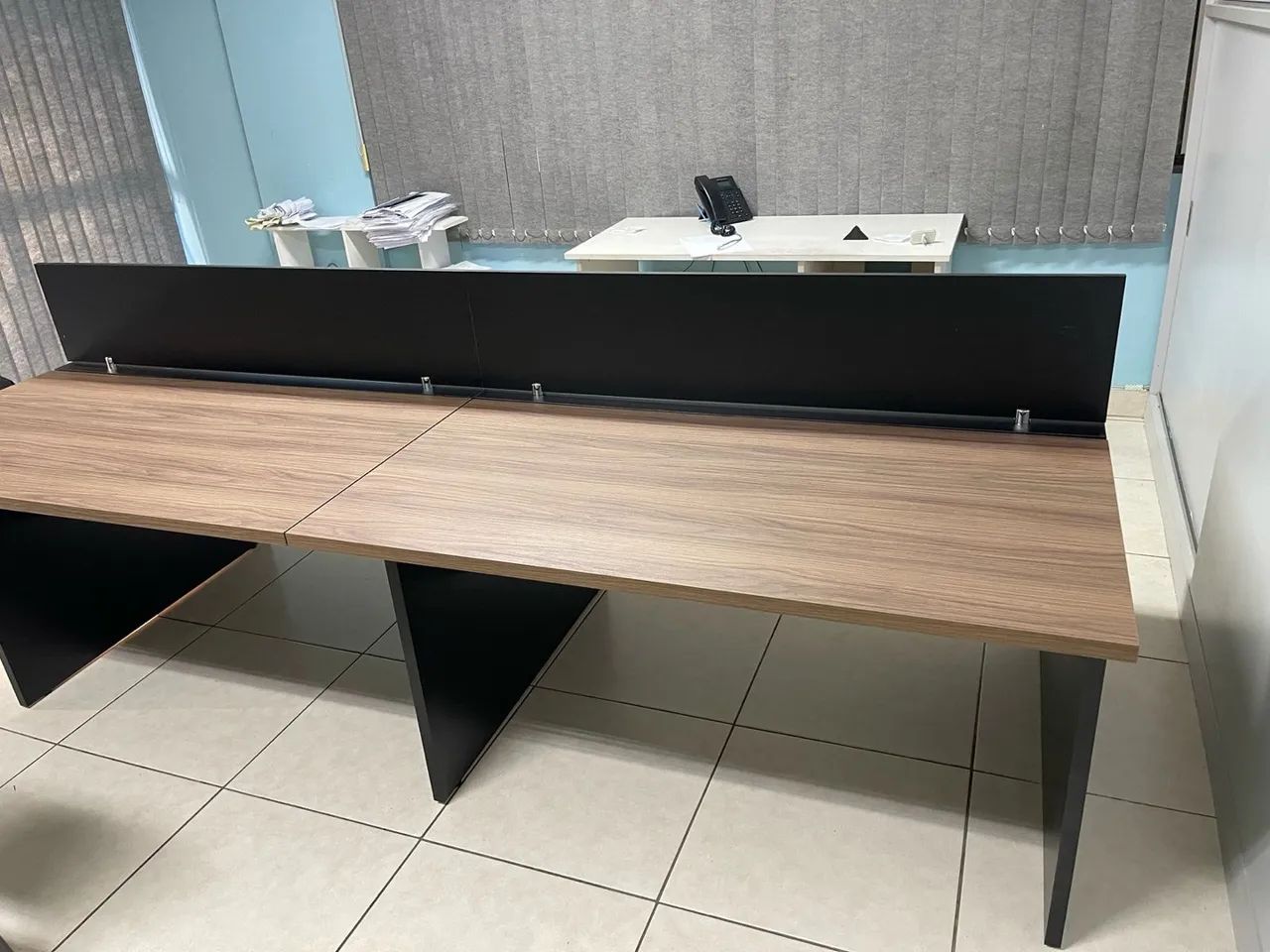 Mesa ESTACAO DE TRABALHO 4 lugares  de escritório com divisória - Foto 3