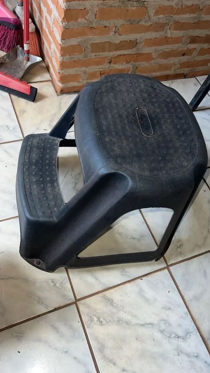 Banco de Plástico Preto escada usado 