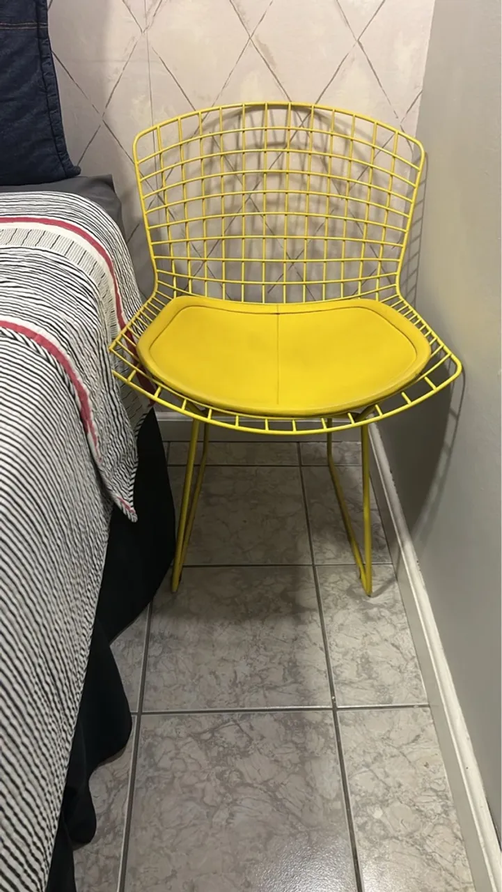 Cadeira Eiffel Amarela - Design Moderno