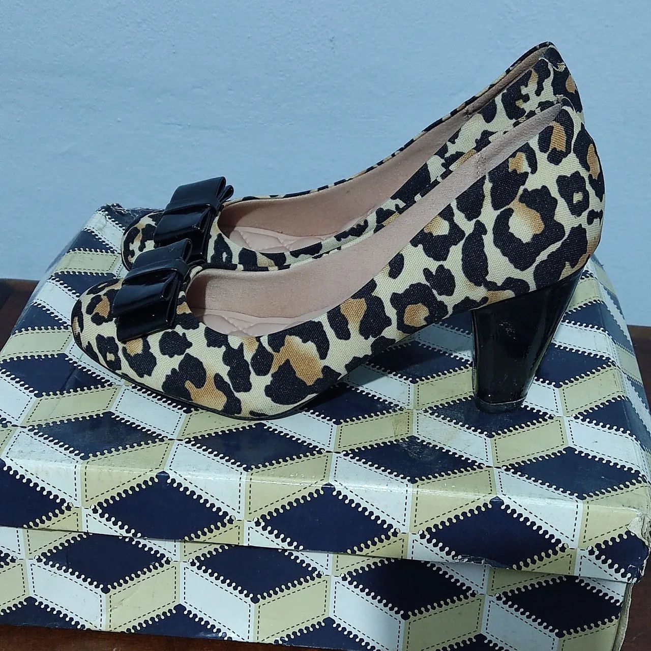 Scarpin Moleca Animal Print com Laço - Foto 2