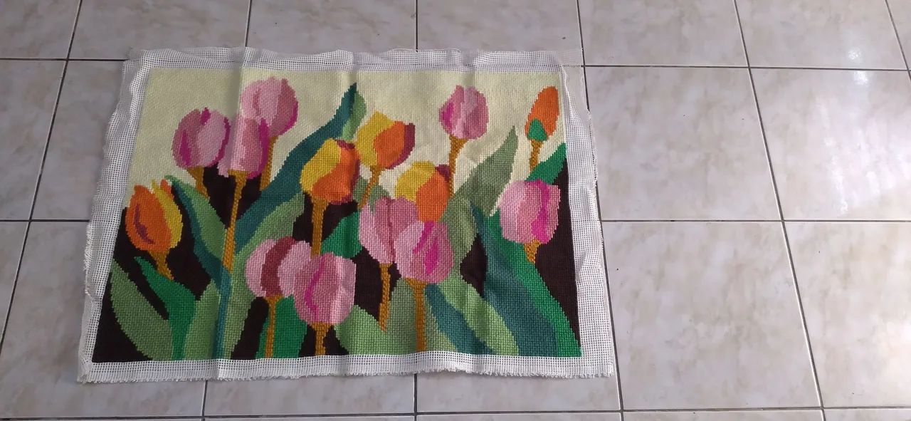 Quadro bordado com tulipas só  precisa  enquadrar 