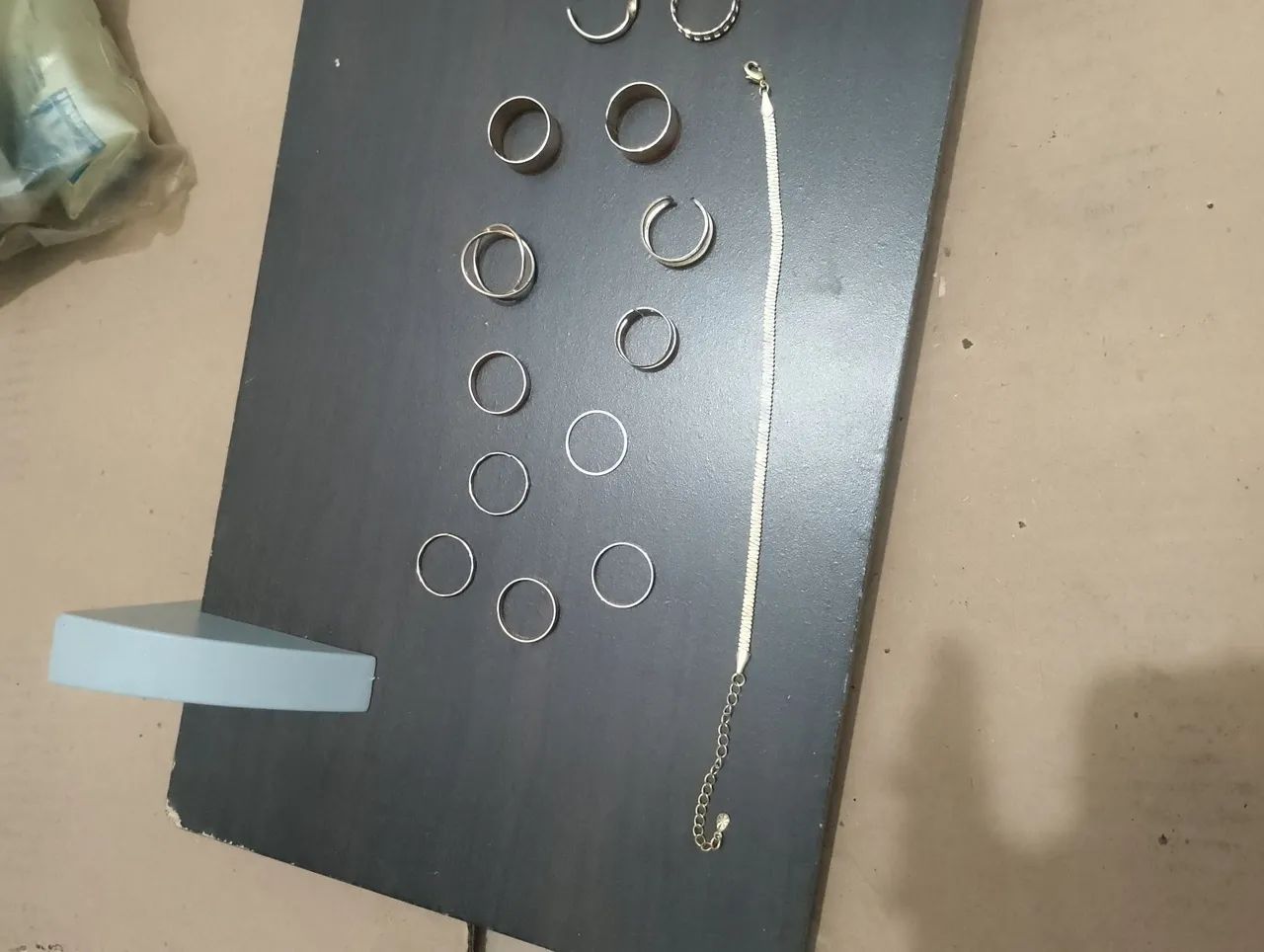 Pulseira e anéis dourados 