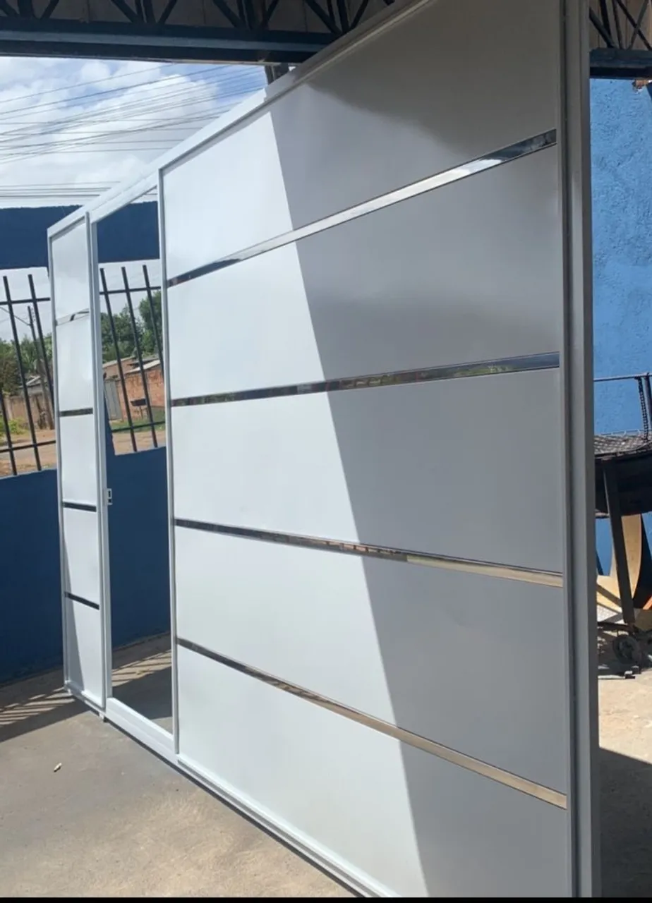 Porta de correr branca com detalhes em aço inox