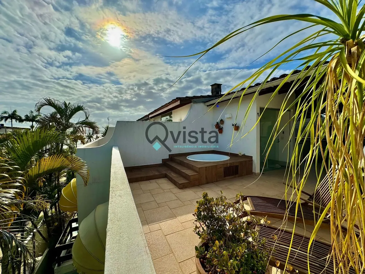 Sobrado à Venda na Enseada no Guarujá | Qvista inteligência imobiliário