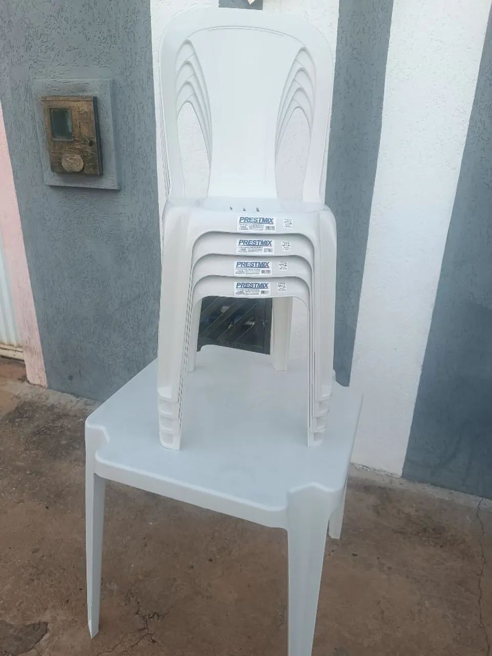 Conjunto de mesa e cadeiras de plástico bistrô novas  - Foto 2