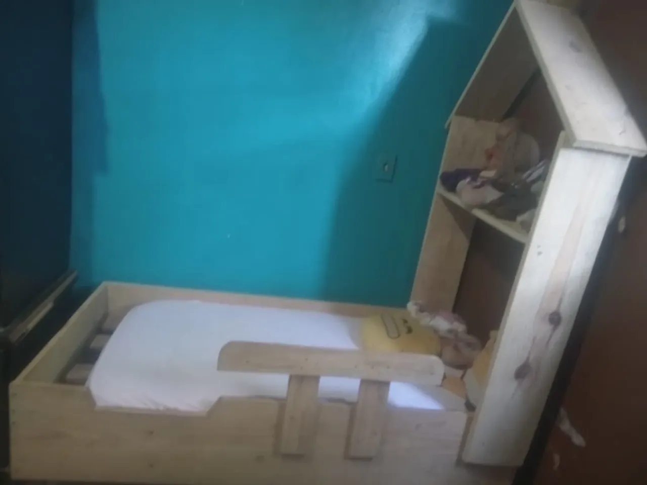 Cama infantil em madeira com design divertido