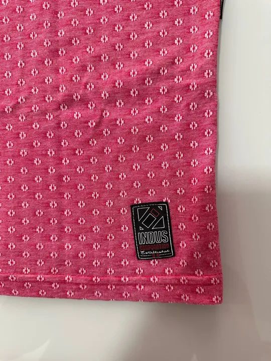 Indus- Camiseta Pink com estampas- Tamanho P - Foto 2
