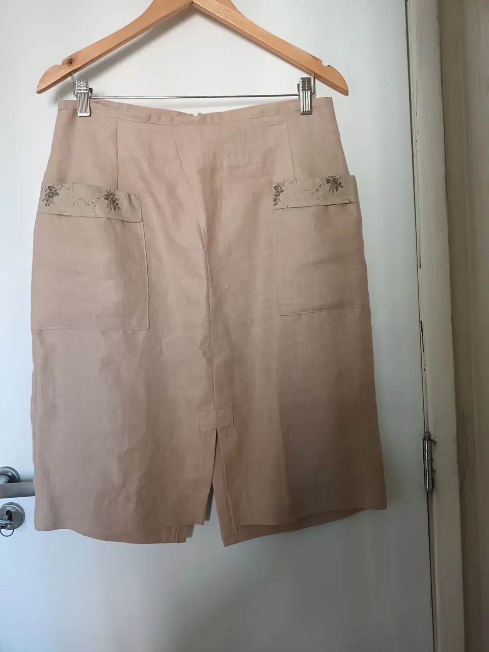 Saia de linho puro, bege com detalhes florais