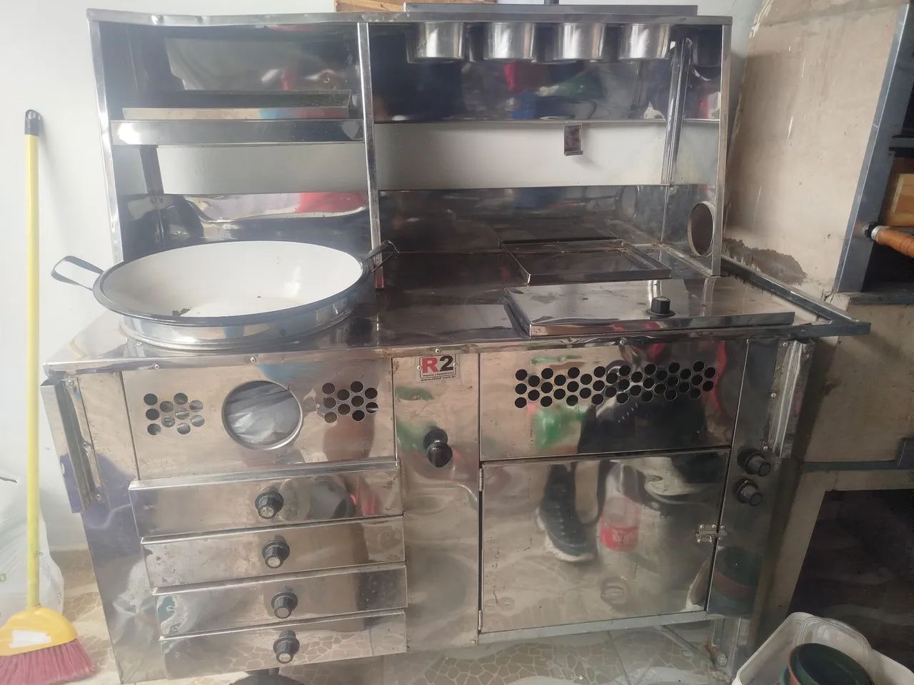 Carrinho de cachorro quente e pastel