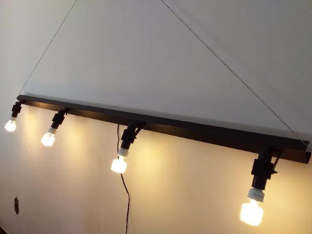 Trilho de iluminação com spots direcionáveis - Foto 3