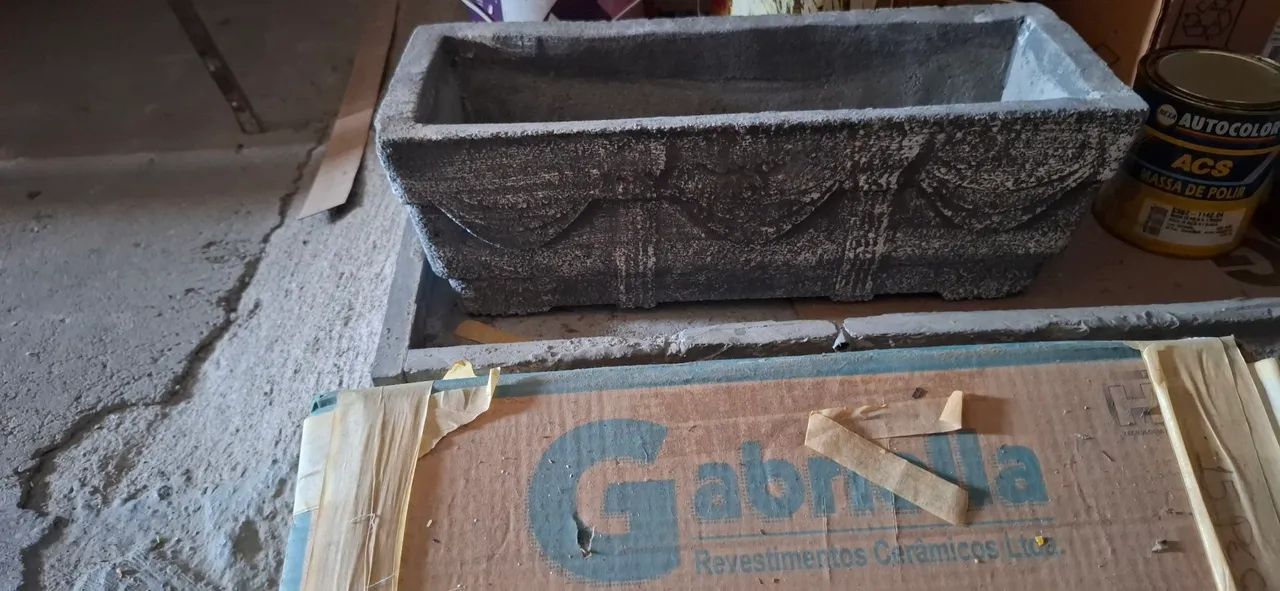 Jardineira retangular de cimento armado cinza trabalhado. 46 comp x 18 larg x 16 alt.   - Foto 3