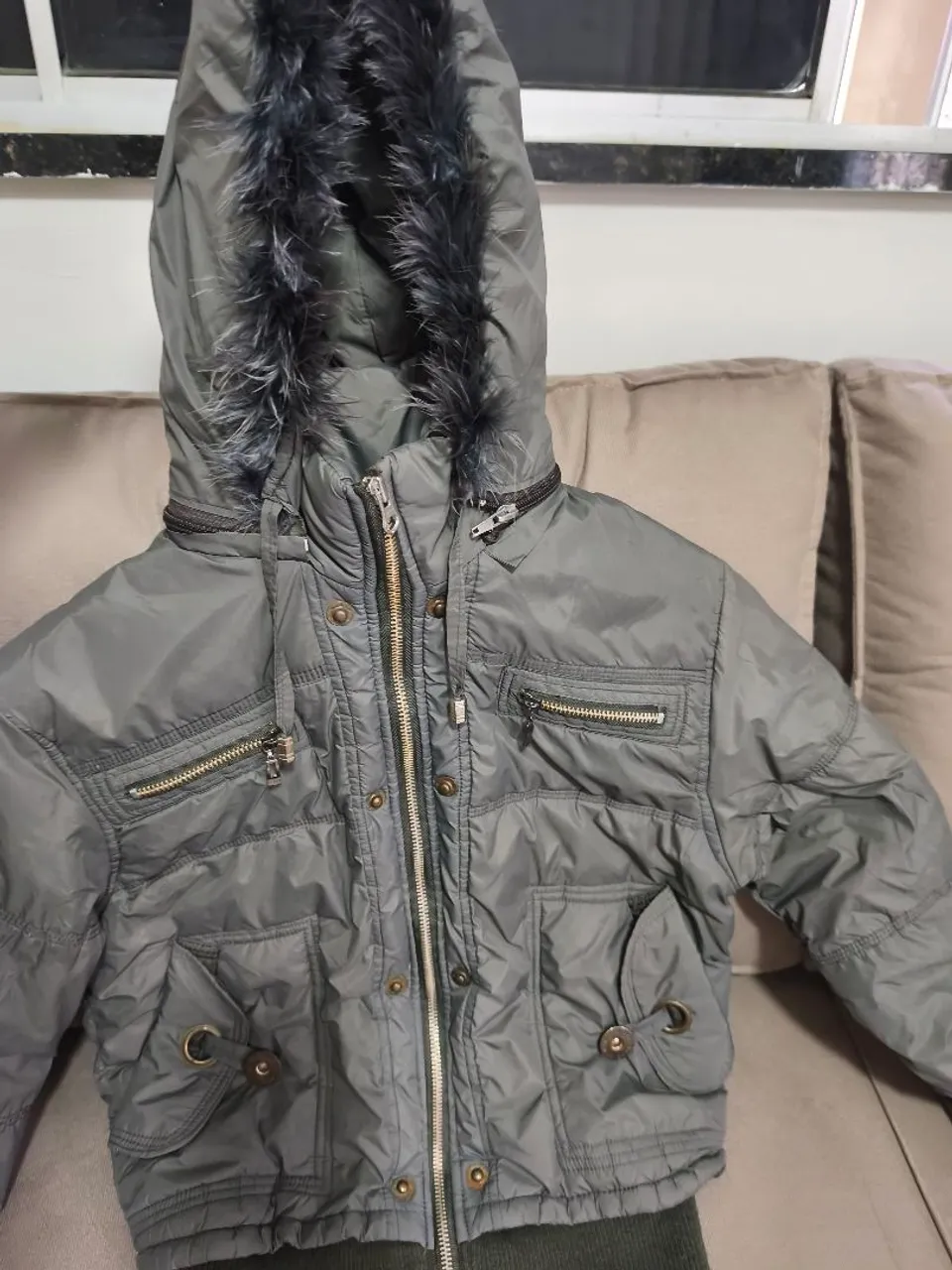 Jaqueta perfeita com Capuz e Detalhes em Pele