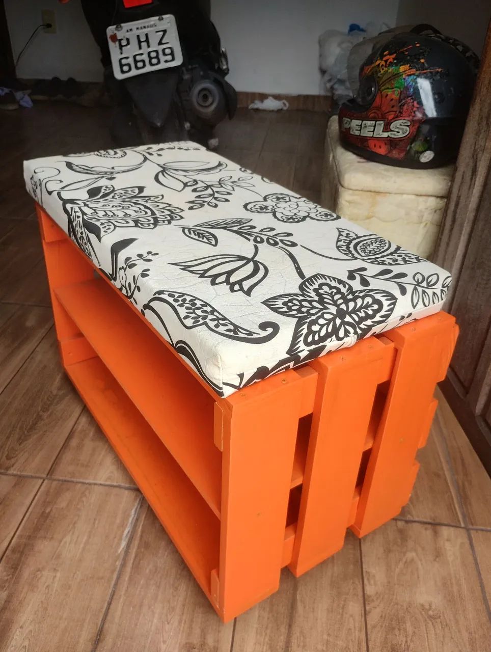 Banco de Pallet com Assento Estofado