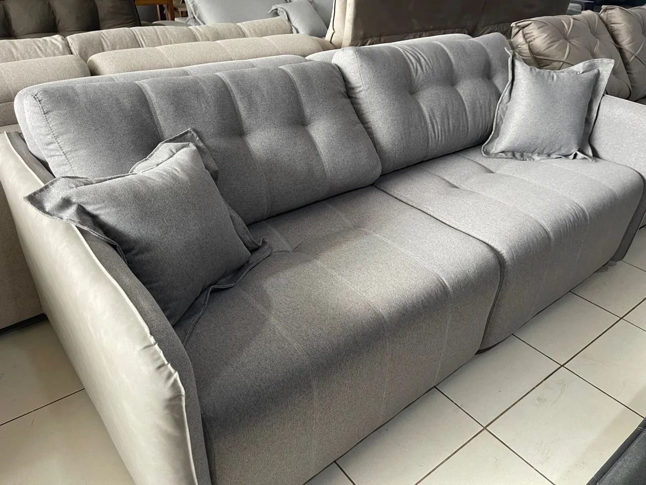 Sofa cama 2.50 em linho com corvin braços finos.luxo - Foto 3