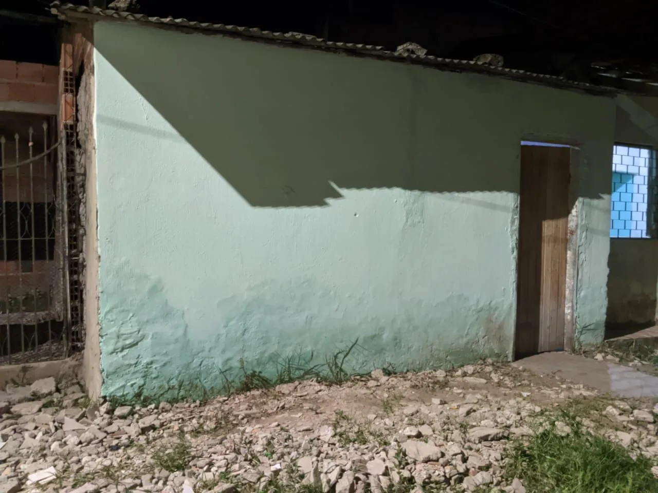 Terreno com pequena casa