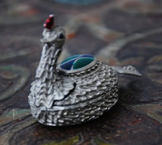 antigo porta comprimido , rape , anos 70 , forma pavao, metal e pedras ,