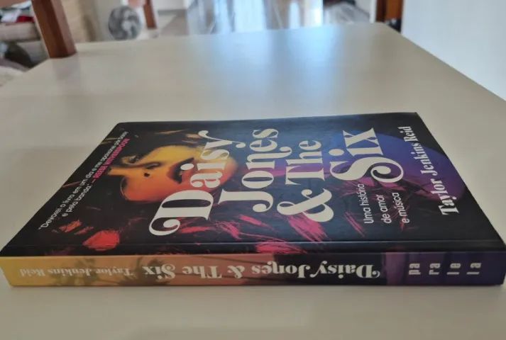 Livro Daisy Jones and The Six - Foto 3