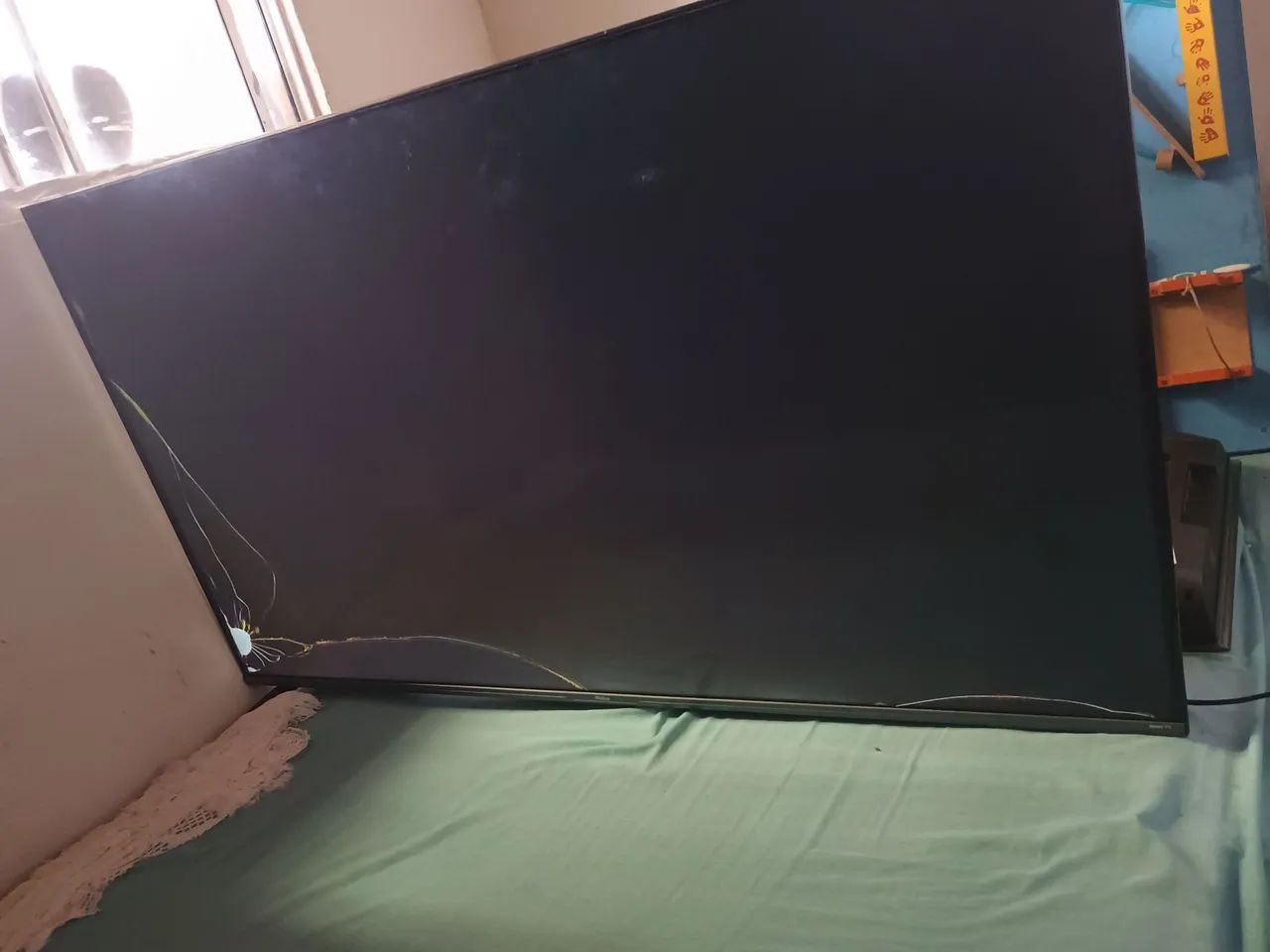 TV com Tela Quebrada - Para Retirada de Peças