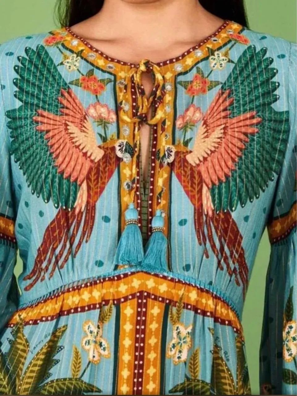 Vestido cropped FARM. Estampa: Samba das araras azuis. - Foto 3