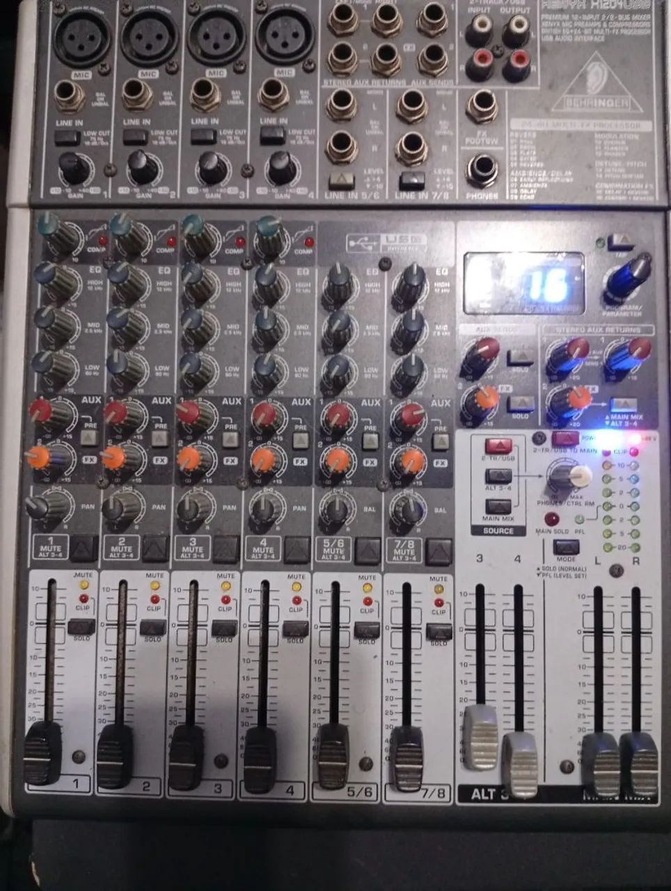 Mesa de Som Behringer Xenyx X1204USB