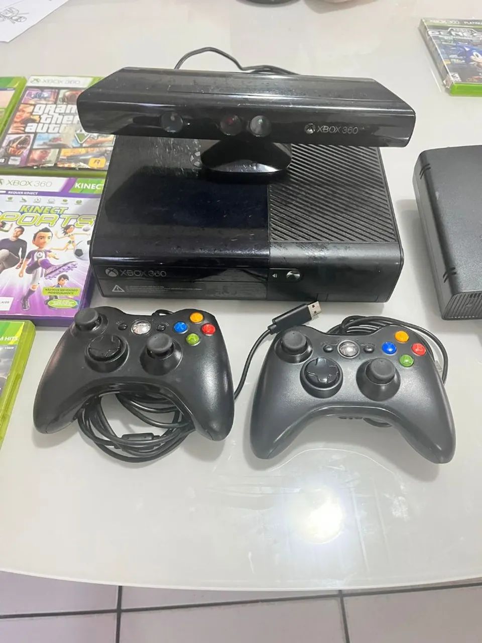 Xbox 360 com Kinect e 2 controles + 5  jogos