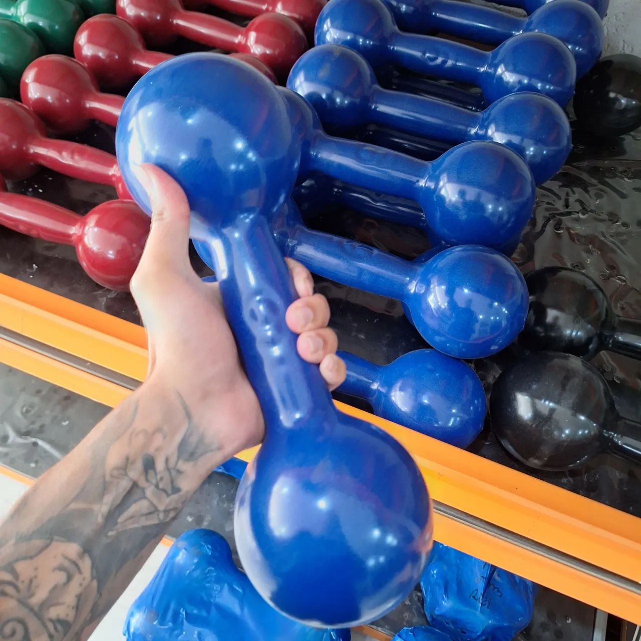 Halteres Emborrachados 9KG Academia por R$ 107,91 cada (R$ 11,99 o Quilo)