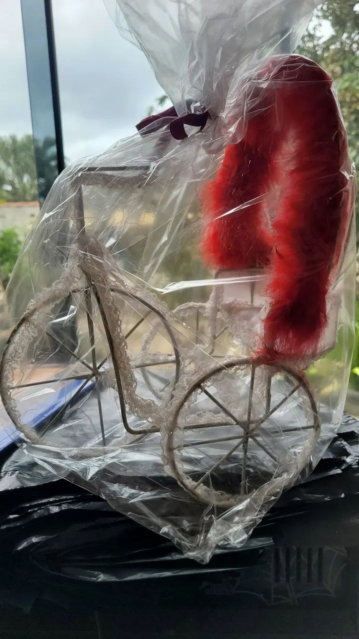 Triciclo em arame e renda década de 90,  ele cabe a boneca Barbie  - Foto 3