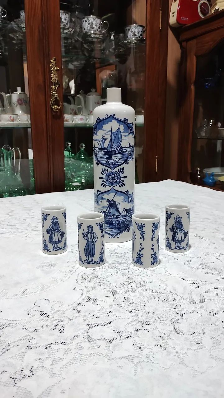 Conjunto de garrafa e copo