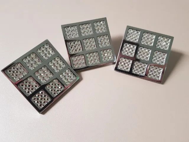 3 Puxadores Metálicos com Brilho