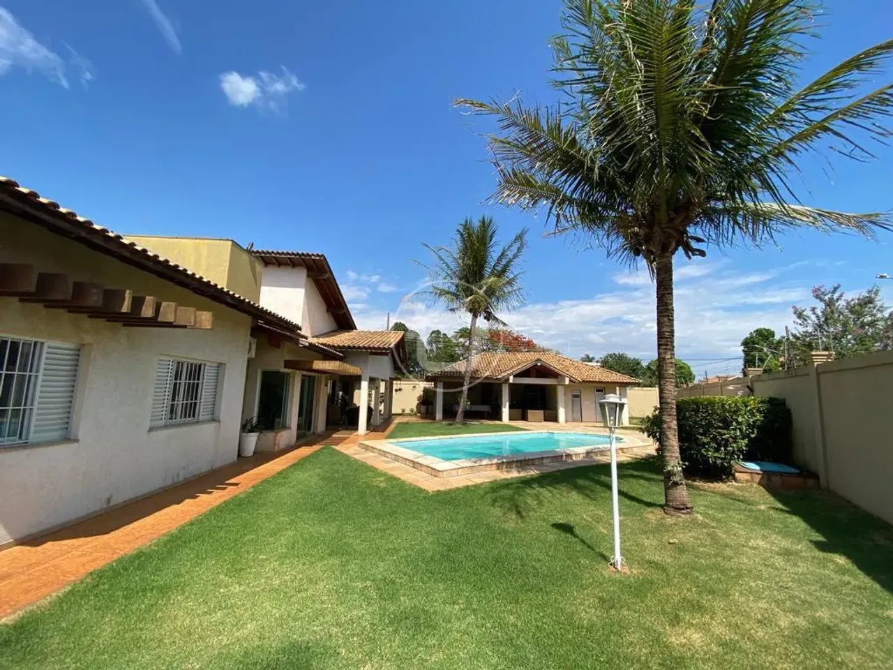 CASA COM 800M2 DE TERRENO, PISCINA COM GOURMET