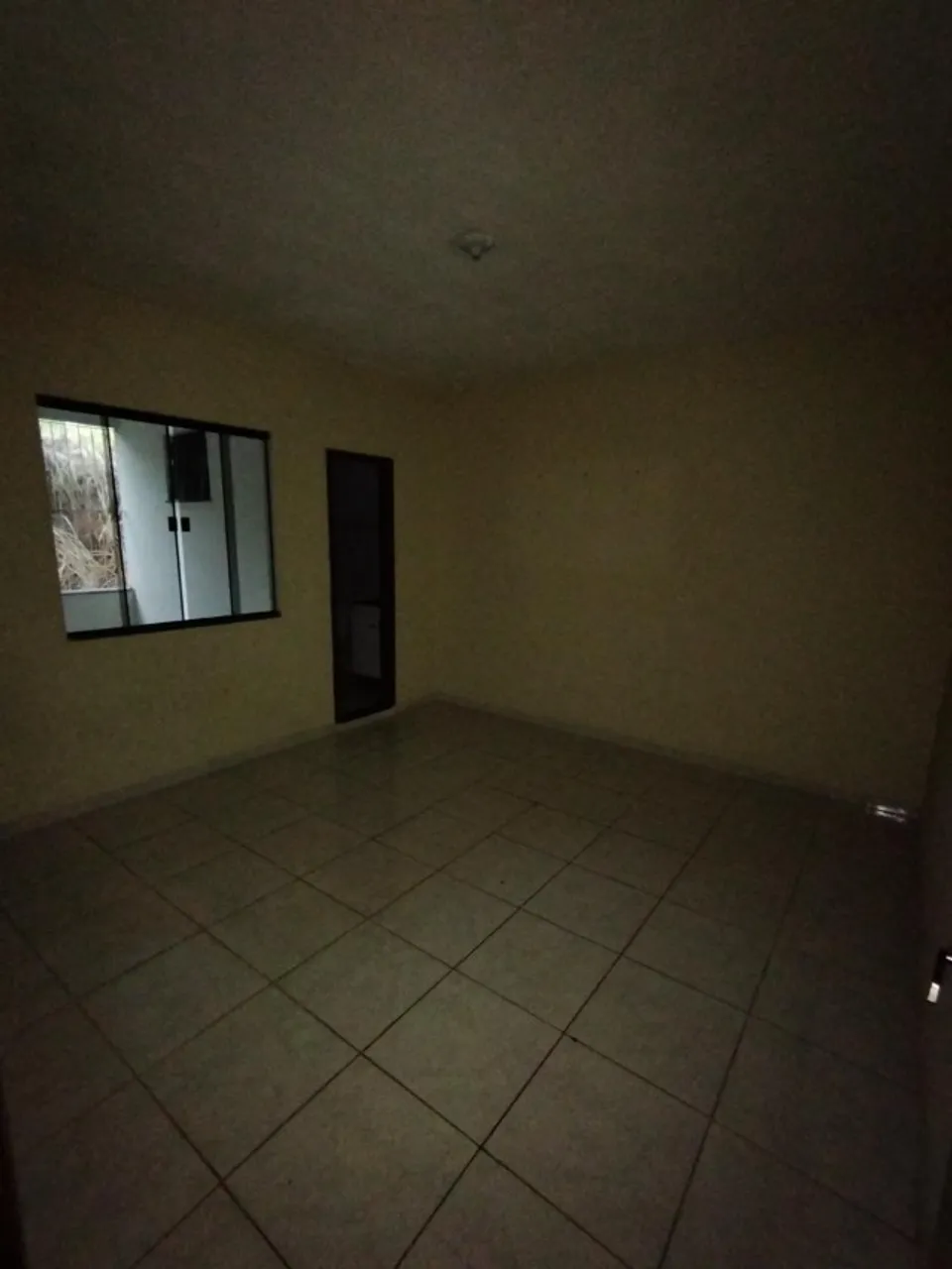 Prédio com duas casas, terraço e garagem