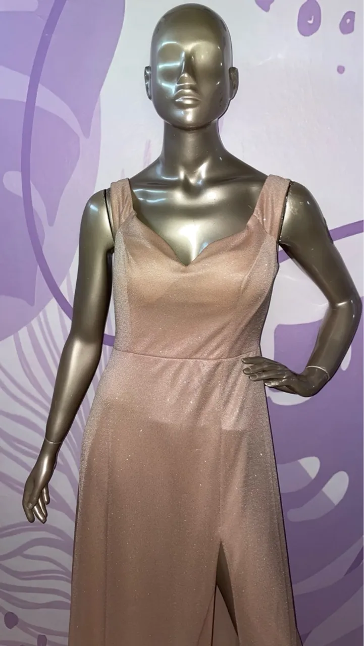 Vestido de festa nude com brilho