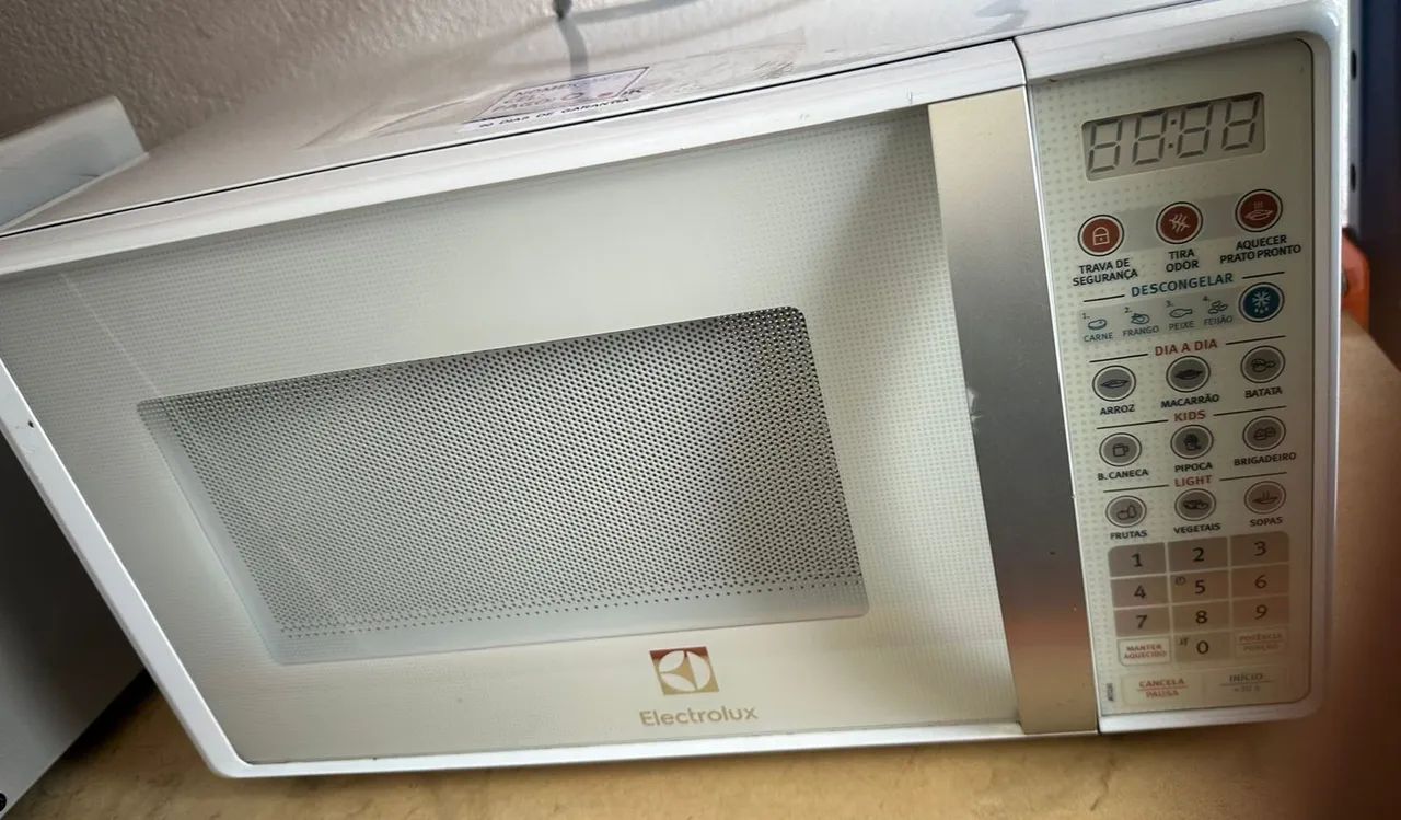 Micro-ondas Electrolux branco, funcionando perfeitamente
