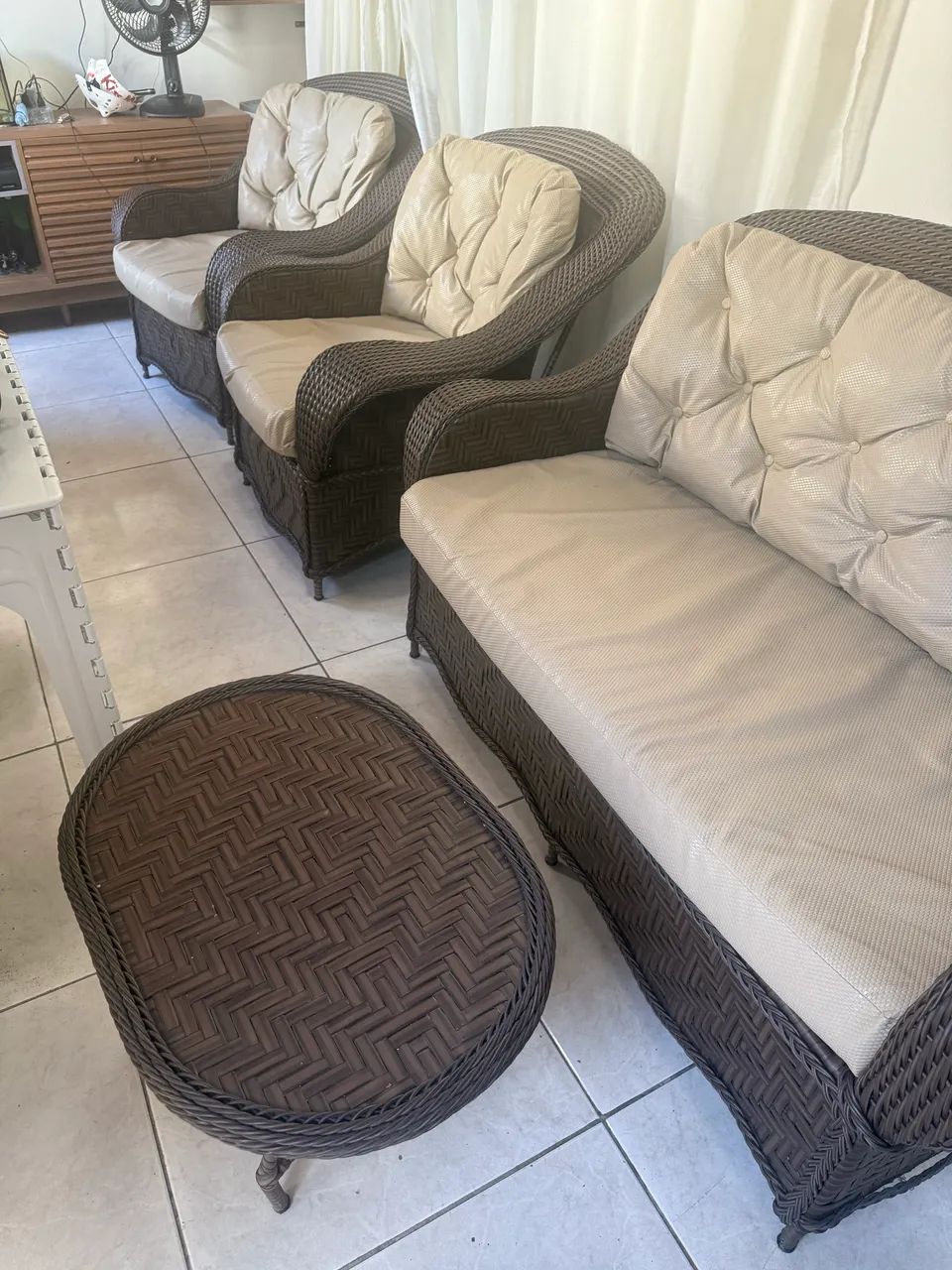 Conjunto de sofá de fibra sintética (ou vime sintético) para varanda, com almofadas bege - Foto 2