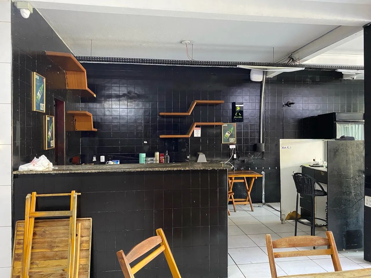 Conjunto de mesas e cadeiras de madeira, freezer, materiais completo para restaurante - Foto 3