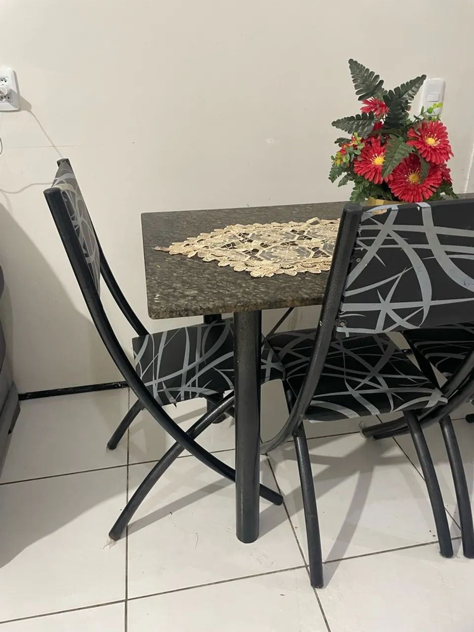 Mesa 5 cadeiras 