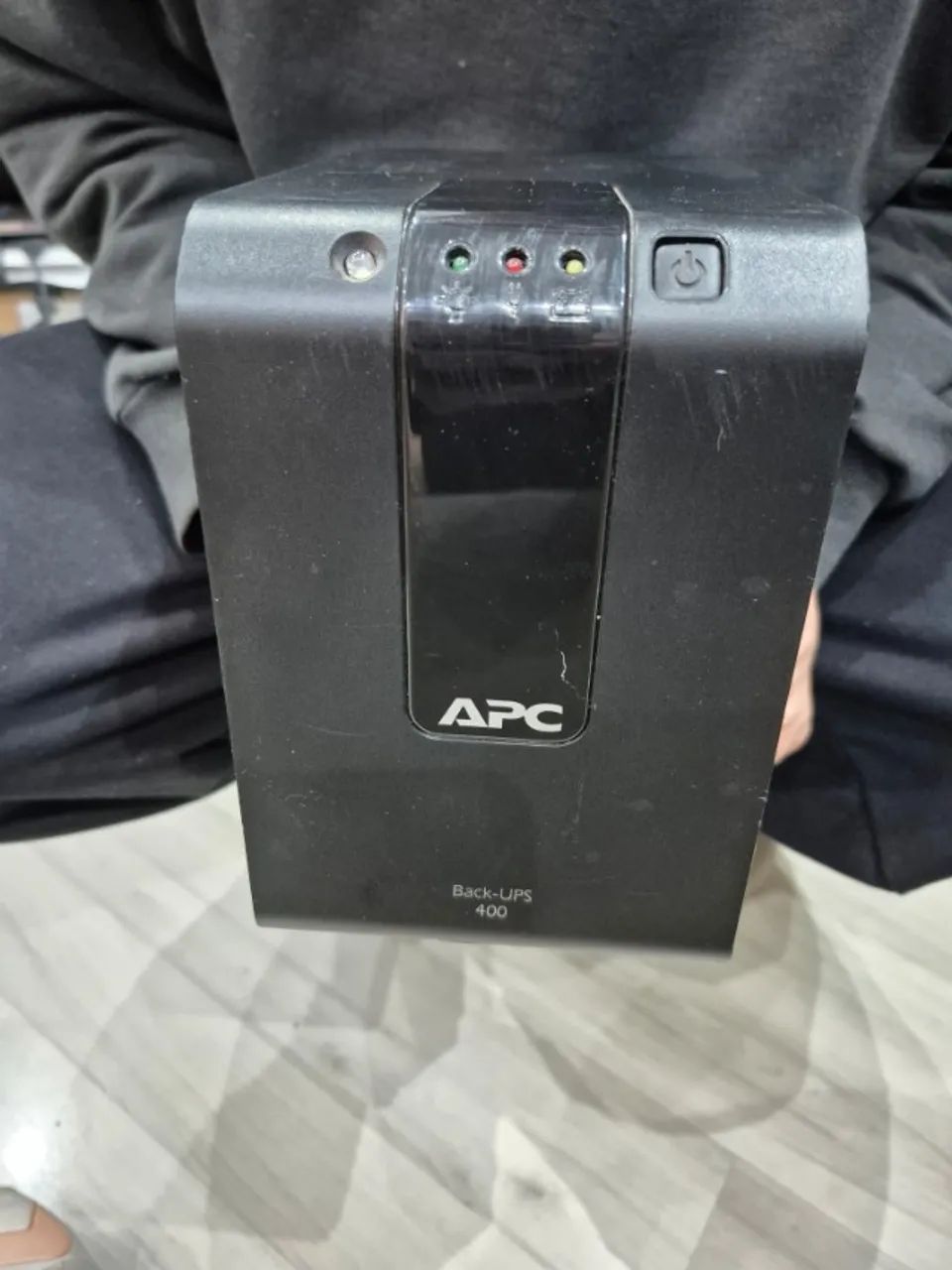 No-break / UPS APC Back-UPS 400 VA (Com 4 Tomadas)