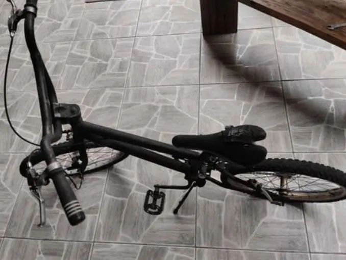 Bicicleta preta. Aro 20  - Foto 4