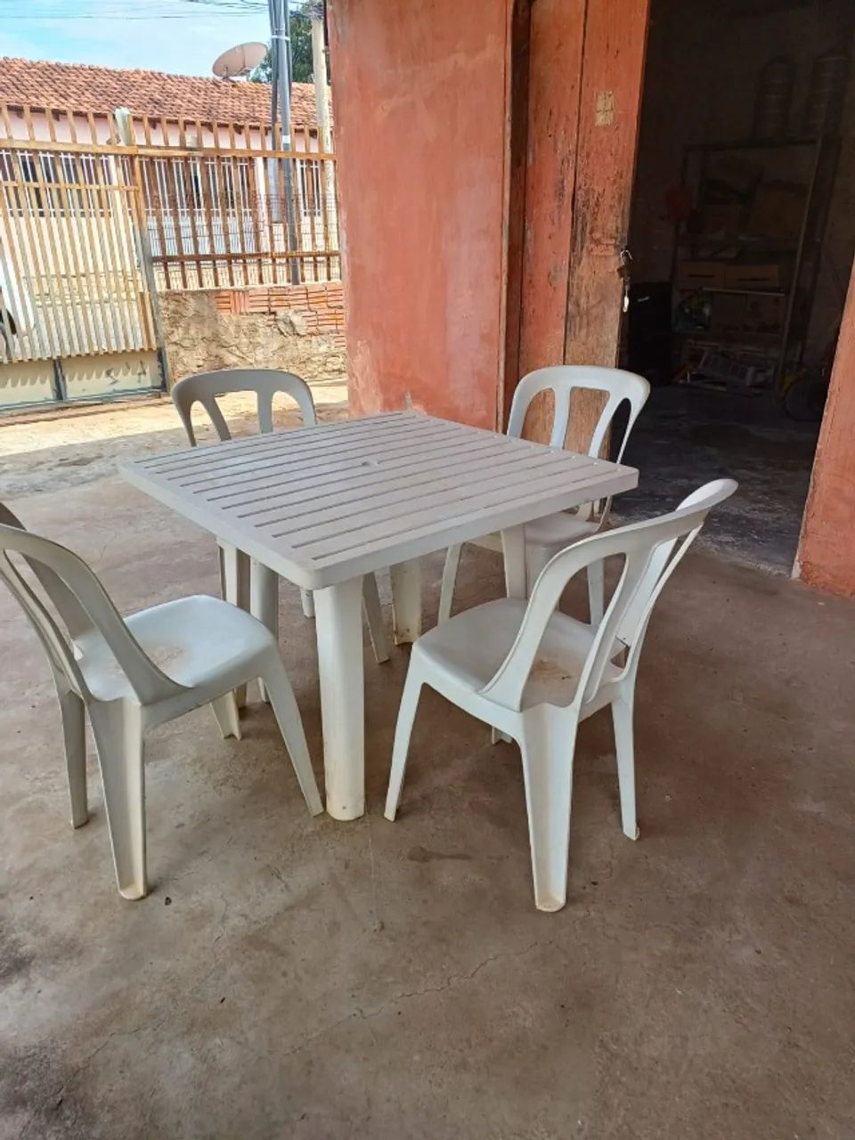 Desapegando de Excelente Mesa marfinite com 4 cadeiras - 180,00