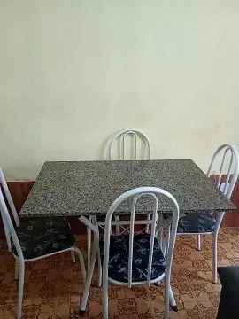 Vendo mesa com 4 cadeiras 