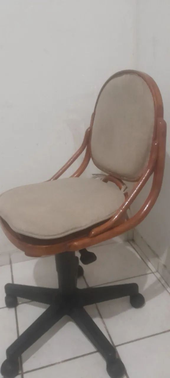 Vendo cadeira de coputador de madeira  - Foto 3