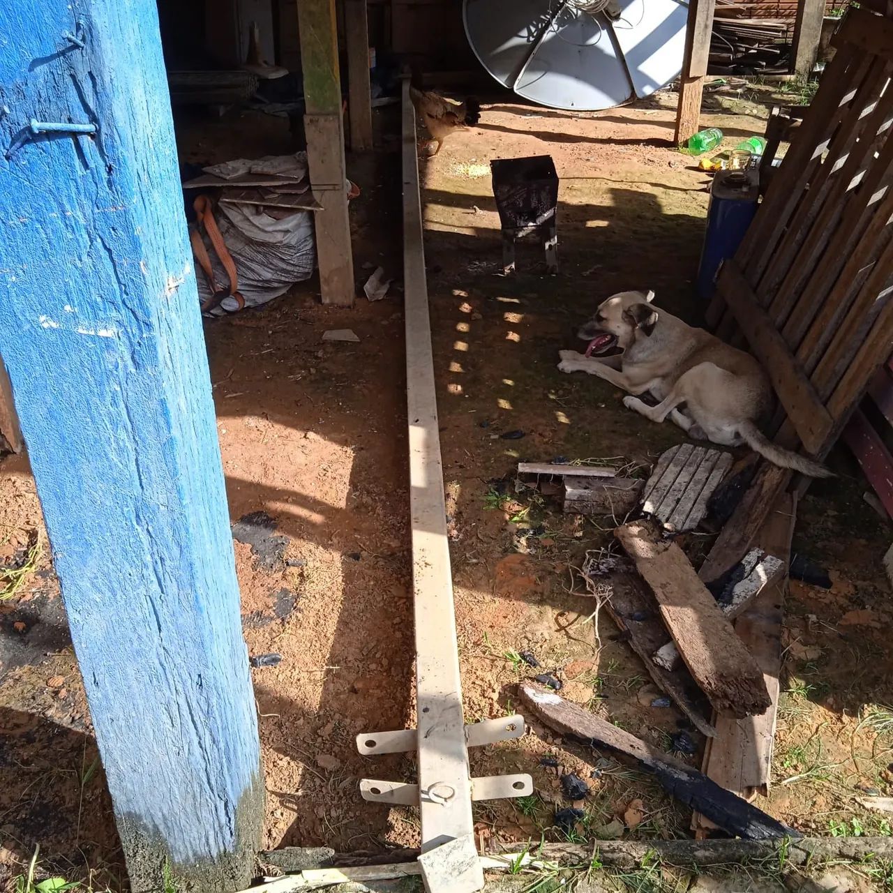 Vende-se um poste e 15 telhas