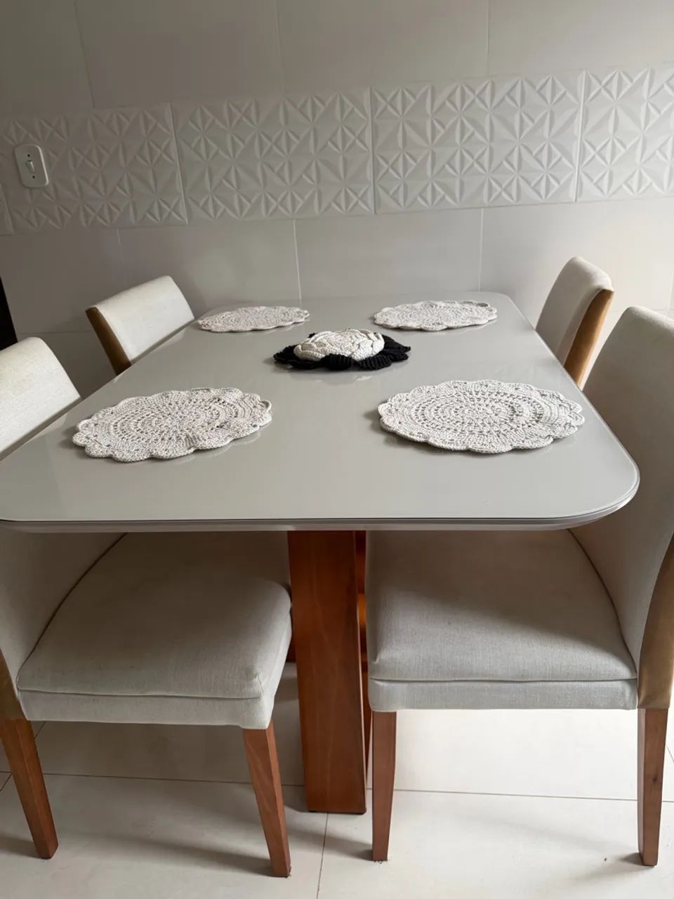 Mesa com 4 cadeiras! - Foto 2