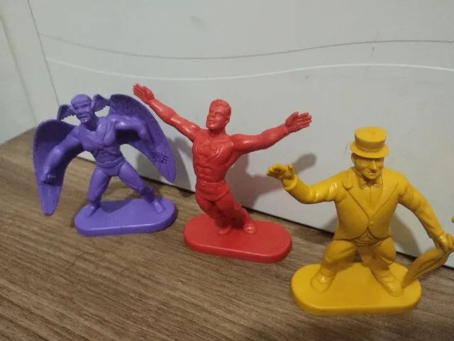 ACTION FIGURES EM LOTE COM 3 , SENDO PINGUIM, ,SUPERMAN E GAVIÃO NEGRO